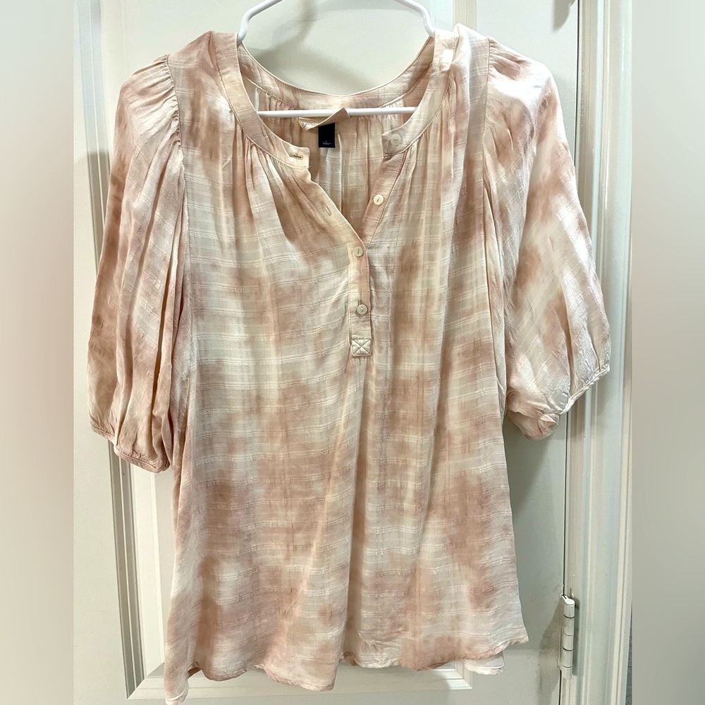Universal Thread Womens Top. Pink and white. Flowy and light weight. Size L